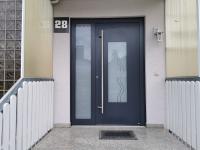Haustür in Anthrazit mit Seitenteil und langem Stangengriff
