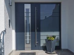 Haustür mit breitem Seitenteil und Ornamentglas in Offenbach am Main