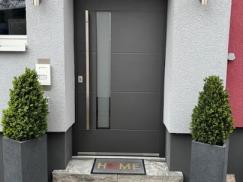 Haustür in dunkelgrau mit Stangengriff Nahaufnahme