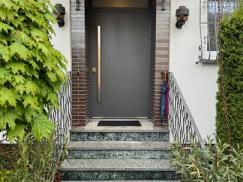 Haustür in hellgrau