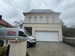 Sprossenfenster und Garagentor
