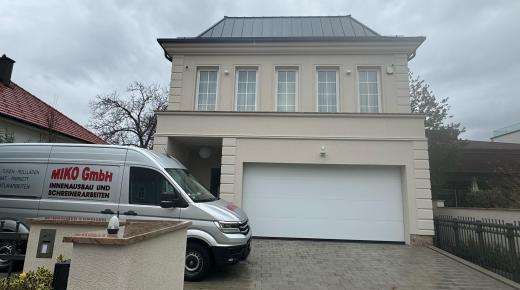 Sprossenfenster und Garagentor