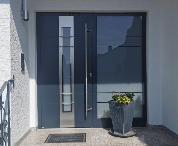 Haustür mit breitem Seitenteil und Ornamentglas in Offenbach am Main