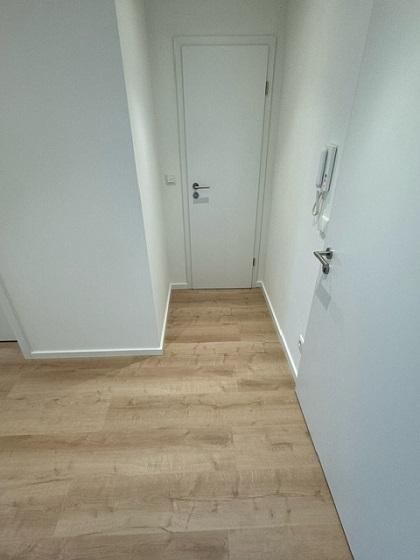 Zimmertür in weiß, schmal