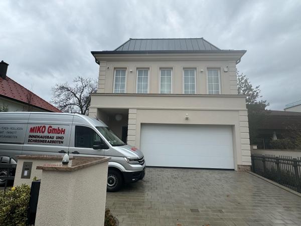Sprossenfenster und Garagentor