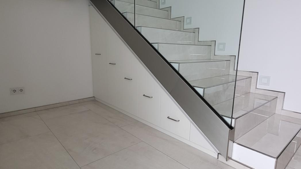 Einbauschrank geschlossen unter Treppe in Offenbach am Main