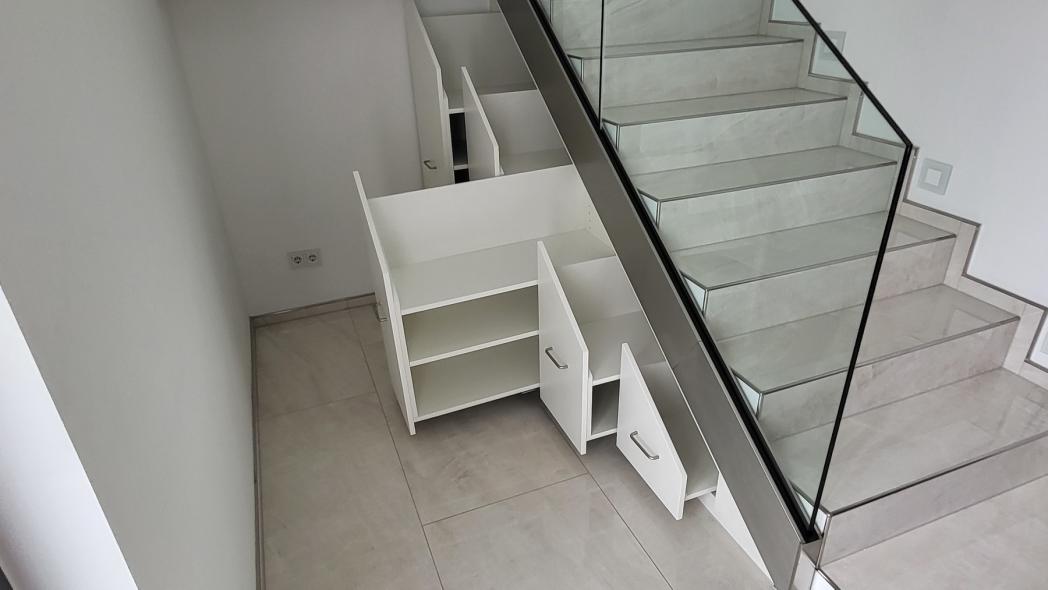 Einbauschrank geöffnet unter Treppe in Offenbach am Main